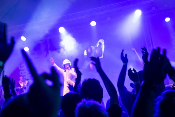 Partyband auf einem Stadtfest in Thüringen mit viel Publikum
