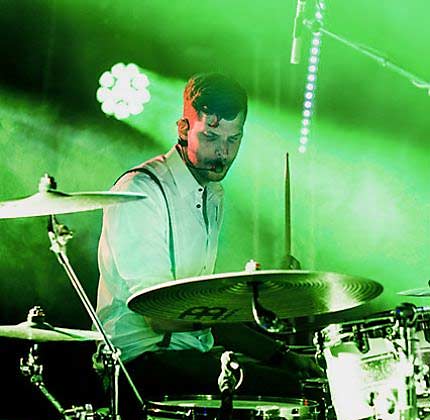 Schlagzeuger im grünem Scheinwerferlicht