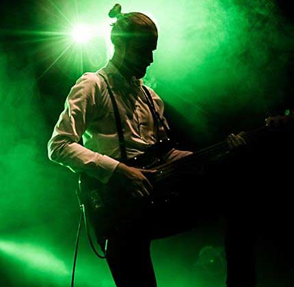 Bassist der Partyband Cosmopauli im grünem Scheinwerferlicht