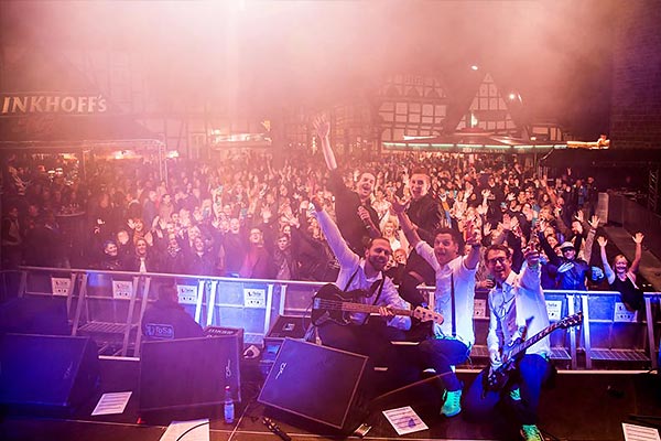 Band auf einem Stadtfest mit Publikum im Hintergrund